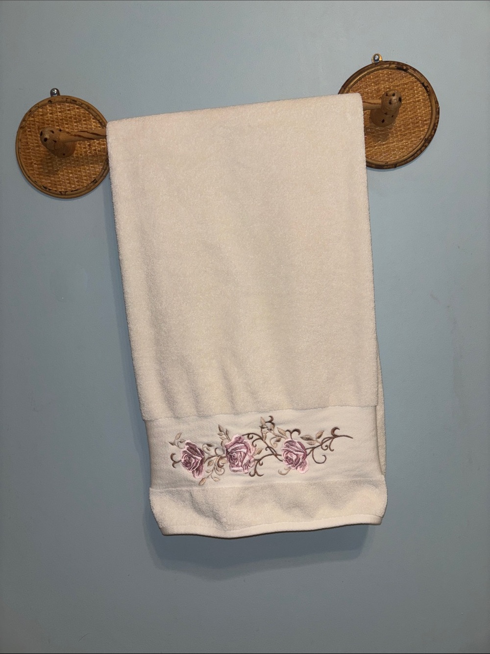 Avanti White Bath Towel with Pink Rose Embroidery